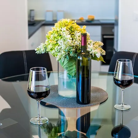 Luni Apartment *