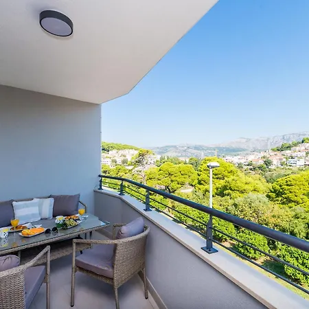 Luni Apartment *